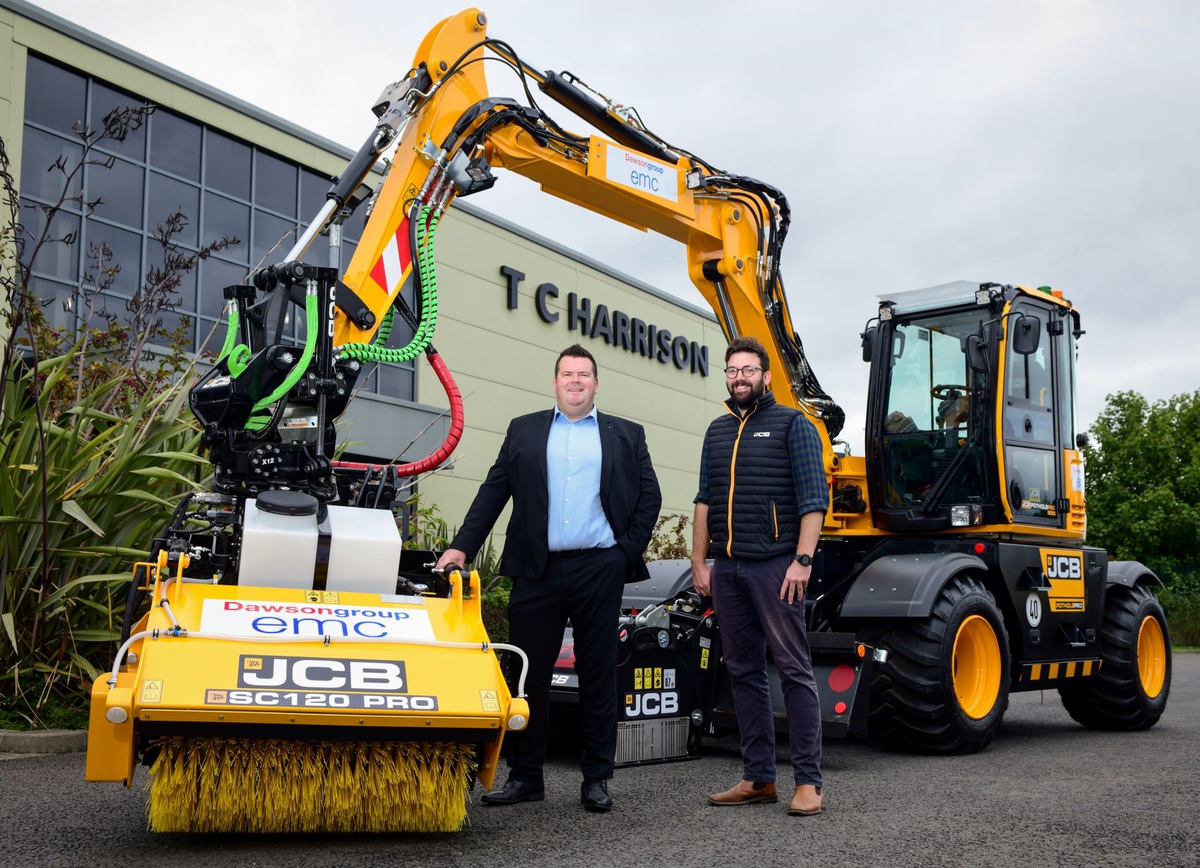 Glen Carruthers Dawsongroup and Oli Brown JCB with Pothole Pro