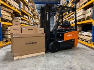 Benefits of lithium-ion forklift trucks - Doosan forklift lifting pallet of boxes in a warehouse