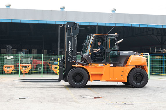 Dawsongroup material handling offers both Lithium-Ion and diesel forklifts.
